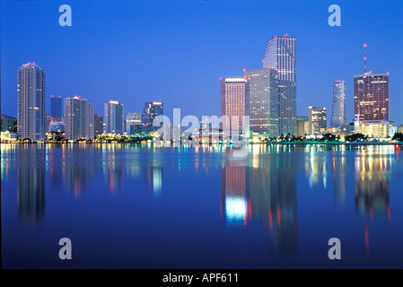 Miami FL spiegelt sich in der ruhigen Biscayne Bay vor der Morgendämmerung Stockfoto