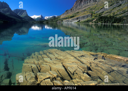 Felsen, die durch Gletscher fließen Spiegel wie Lake Saint Mary Glacier Nationalpark Montana geglättet Stockfoto