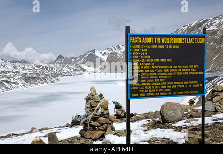 Info-Tafel. Tilicho Lake. Höchsten See der Welt 4919 m. Annapurna Circuit Trek. Nepal Stockfoto