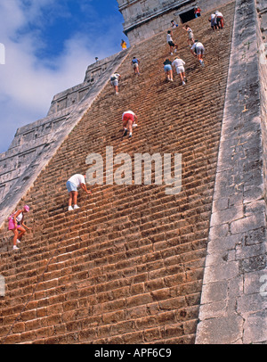 Chichen Itza, Bundesstaates Yucatán, Mexiko.  Touristen Klettern steile Stufen das Schloss oder die Kukalcan Pyramide Stockfoto