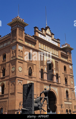 Spanien Madrid Plaza Monumental de Las Ventas Stierkampfarena Statue von Bull und matador Stockfoto