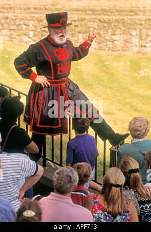London England Großbritannien Beefeater mit Touristen am Tower of London Stockfoto