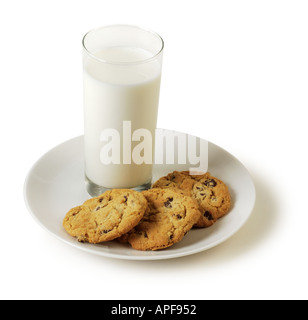 chocolate Chip Cookies und Milch auf Platte Stockfoto