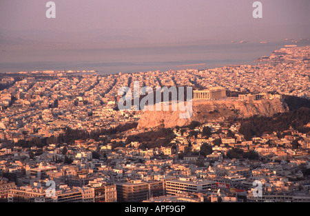 ATHEN, GRIECHENLAND. Morgendämmerung Blick, mit dem Akropolis-Mitte-rechts und Piräus in der Ferne, Lycabettus-Hügel entnommen. 2005. Stockfoto