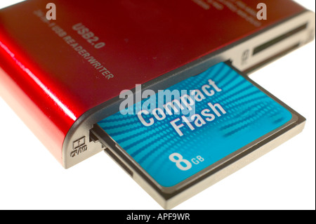 Compact Flash Kartenleser mit 8 GB Karte isoliert auf weißem Hintergrund Stockfoto