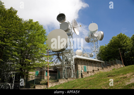 Satelliten- und Mikrowellengerichte auf einem Hügel in der Toskana, Italien Stockfoto