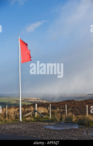 Rote Fahne am Rande des Armee-Training-Land im Swaledale, Yorkshire. Stockfoto