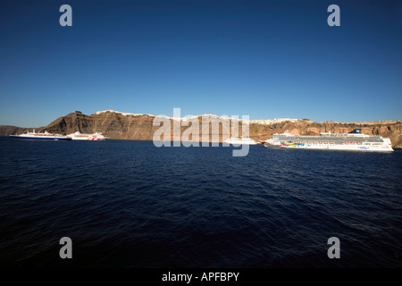 Europa-Griechenland-Kykladen Santorini cruise Schiffe liegen vor Anker unter dem Dorf von thira Stockfoto