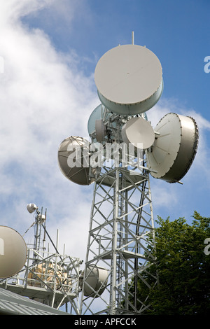 Satelliten- und Mikrowellengerichte auf einem Hügel in der Toskana, Italien Stockfoto