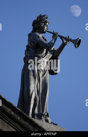 Statue und Mondaufgang 2-Clarendon Haus Oxford Stockfoto