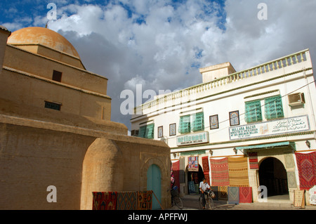 Bir Barouta und eine lokale Teppichgeschäft in der Medina von Kairouan Stockfoto