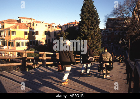 Venedig frühmorgens auf der Ponte Dell' Accademia über den Canal Grande Stockfoto