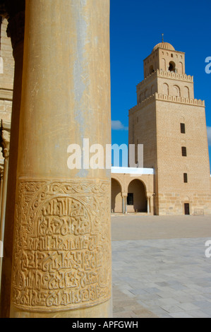 Eine Säule bezeichnet und Minarett der großen Moschee von Kairouan Stockfoto