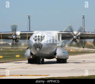 Antonow An-22 Schwergut Cargo Aircraft Rollen für die Ausreise. Detailansicht von Ahead. Stockfoto