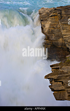 Wasser fließt über Athabasca Falls Stockfoto