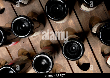 Weinflaschen in einem hölzernen Gestell Stockfoto