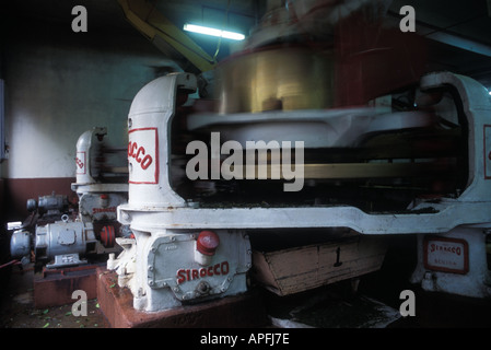 Tee verlassen Schleifen / Sichtung Maschine in der Fabrik, Cameron Highlands, Malaysia. Stockfoto