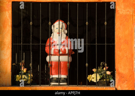 Santa Claus Figur im Fenster von Marcos II Restaurant Bucerias Nayarit Mexiko Stockfoto
