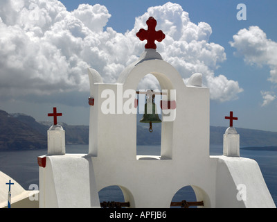 Glockenturm auf einer griechisch-orthodoxen Kirche in dem Dorf Oia auf der griechischen Insel Santorini Stockfoto