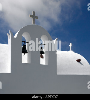 Glockenturm auf einer griechisch-orthodoxen Kirche in dem Dorf Oia auf der griechischen Insel Santorini Stockfoto