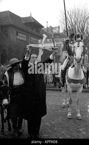 Salvador Dali vor der Presse mit Paul Prebois und Philippe Clay Paris 1956 Stockfoto