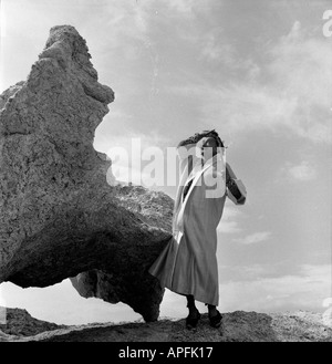 Salvador Dali posiert vor dem Felsen schlummern in Cap de Creus 1955 Stockfoto