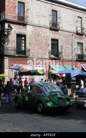 Grüne und weiße VW Käfer Taxi in das historische Zentrum von Mexiko-Stadt. Stockfoto