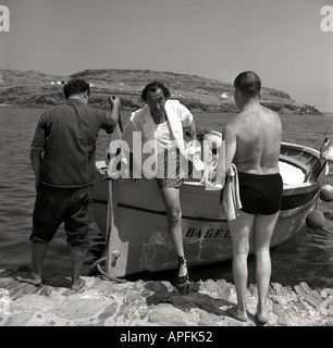 Rückkehr von einem Ausflug mit dem Boot Arturo Caminada Salvador Dalí und Isidro Bea in Port Lligat 1959 Stockfoto