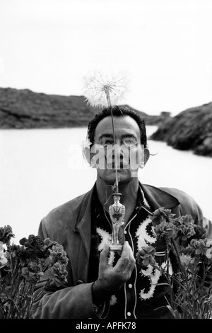 Salvador Dali präsentiert ein Löwenzahn Port Lligat 1959 Stockfoto