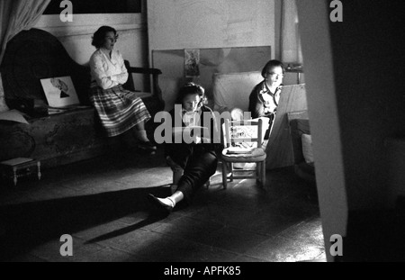 Salvador Dalí Gala und Michèle Descharnes in Dali s Atelier in Port Lligat 1959 Stockfoto