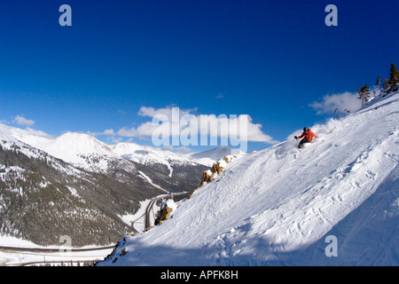 Männliche Telemark-Skifahrer drehen in Pulver in Loveland Ski Area-Colorado Stockfoto