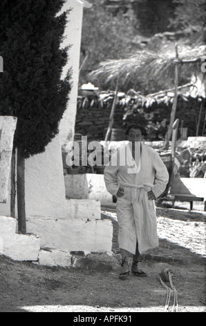 Salvador Dali trägt einen Bademantel Port Lligat 1960 Stockfoto