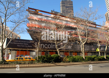 Alice Tully Hall und der Juilliard School of Music des Lincoln Center auf der Upper West Side von New York City fallen im Gerüstbau Stockfoto