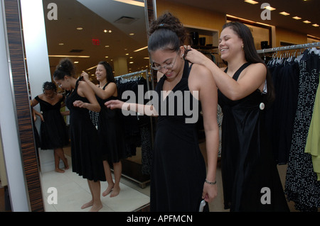 Teenager-Mädchen aus dem Mott Haven Dorf Preparatory High School-Shop für Kleider in Macy s-Kaufhaus Stockfoto