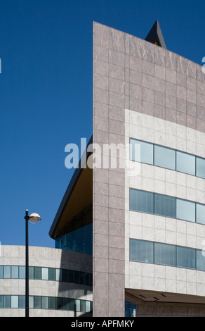 Atradius Building in Cardiff Bay, Wales zeigt das schlichte eckige Design vor einem klaren blauen Himmel Stockfoto