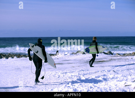Arktische Surfer durchlaufen Snow-Meer, Lufoton, Norwegen, Arctic challenge Stockfoto