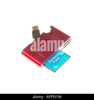 Compact Flash Kartenleser mit 8 GB Karte isoliert auf weißem Hintergrund Stockfoto