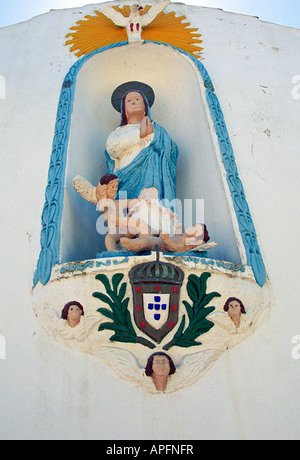 Statue auf der Kirche von Ferragudo, Algarve, Portugal, Sommer 2007 Stockfoto