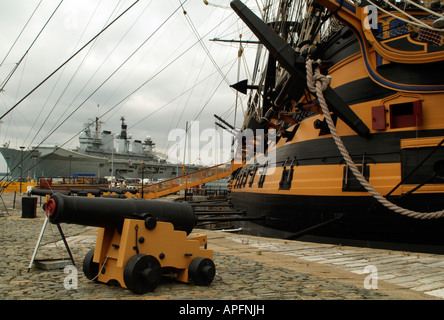 Portsmouth Dockyard HMS Victory und HMS illustre Stockfoto