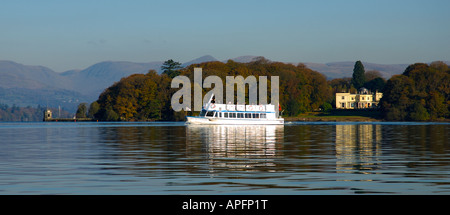 Passagier-Start vorbei Storrs Hall Hotel, Lake Windermere, Lake District National Park, Cumbria, England UK Stockfoto