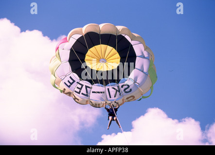 Parasailing Fallschirm Mitte Luft gegen Himmel Stockfoto