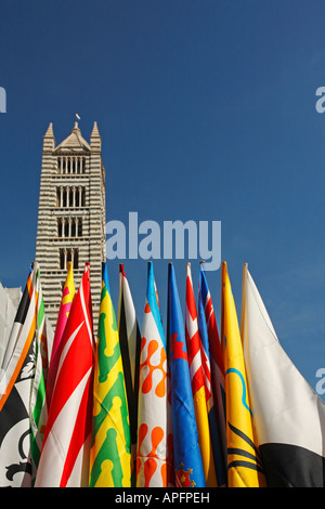 Fahnen für den Verkauf vor Dom von Siena, Italien Stockfoto