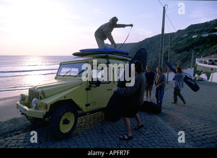 Surf-Safari laden Bretter auf Dach, Portugal Stockfoto