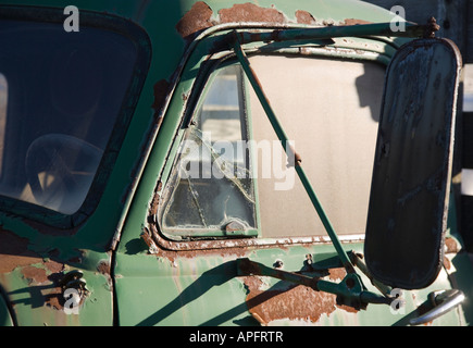 Rostige LKW Tür und Spiegel Stockfoto