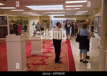 Menschen über Fräsen & schätzen die vielen Kunstwerke auf dem Display auf diese Art Exhibit an der Utah State Fair in SLC, UT, USA Stockfoto