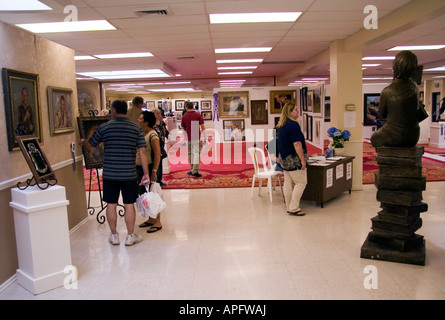 Menschen über Fräsen & schätzen die vielen Kunstwerke auf dem Display auf diese Art Exhibit an der Utah State Fair in SLC, UT, USA Stockfoto