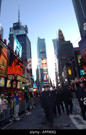 NYPD Offiziere auf dem Times Square auf Neujahr s Eve Stockfoto