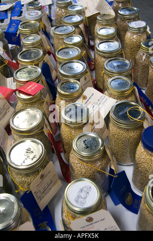 Einträge in einem landwirtschaftlichen Wettbewerb an der Utah State Fair in Salt Lake City, Utah, USA. Viele Bänder wurden ausgezeichnet. Stockfoto