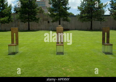 Das Feld Empty Chairs auf das Oklahoma City National Memorial Website des Eidgenössischen Alfred P Murrah bauen. Stockfoto