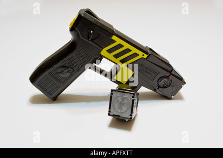 Nicht tödliche Verwendung der elektrischen Betäubungspistole der Force Police Standard Issue Taser Stockfoto